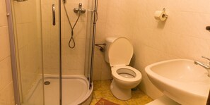 Shower, free toiletries, towels - Horský Hotel Vltava (Strážné)