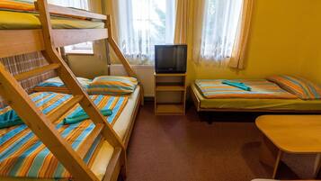 Fyrbäddsrum | Skrivbord, mörkläggningsgardiner, gratis wi-fi och sängkläder