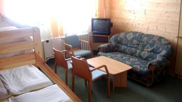 Quadruple Room | Desk, blackout curtains, free WiFi, bed sheets