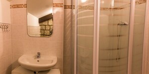 Shower, free toiletries, towels - Horský Hotel Vltava (Strážné)