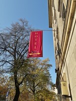 Una bandiera rossa con su scritto "HOTEL VITA Berlin" appesa a un edificio.