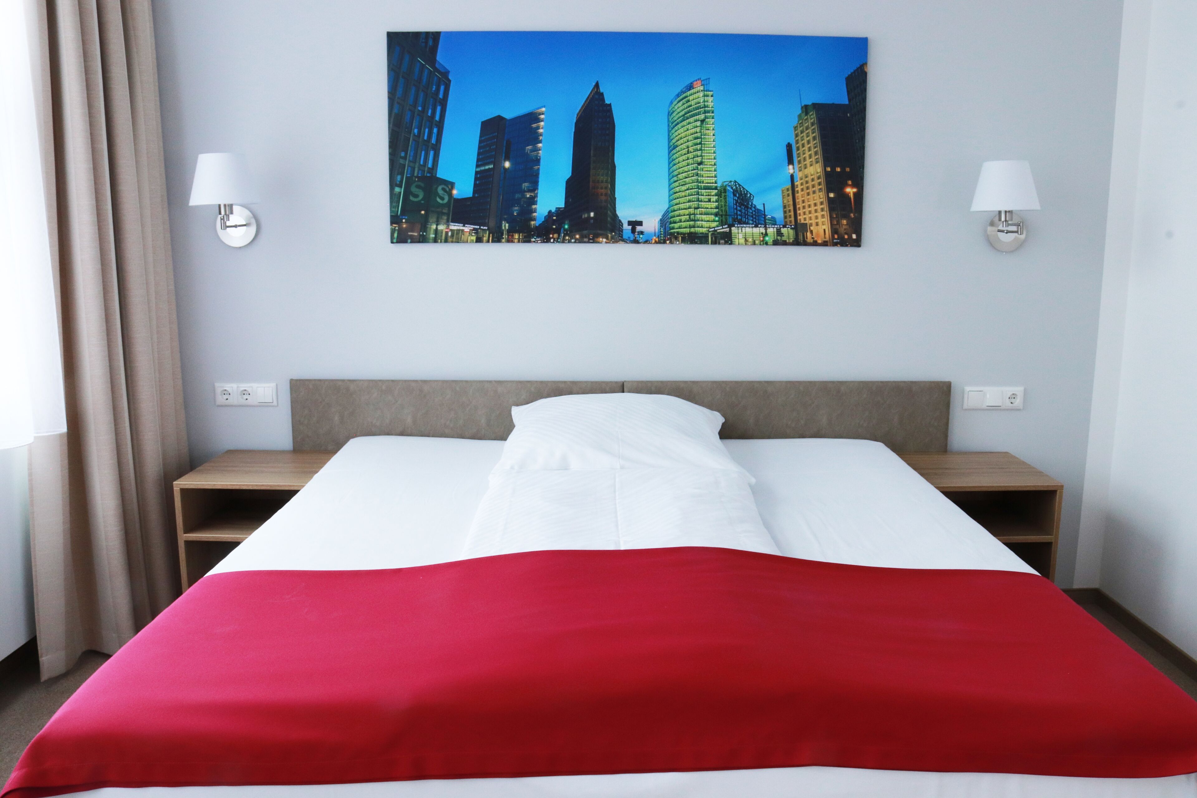 スタンダード ダブルルーム (1 名様利用) クイーンベッド 1 台 禁煙 専用バスルーム | 高級寝具、セーフティボックス (室内)、デスク、防音設備