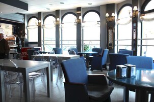 Se sirven desayunos, almuerzos, cenas y cocina local 