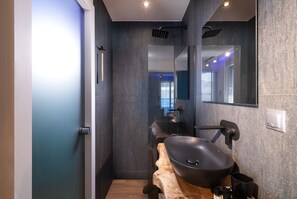 华丽套房 | 浴室 | 淋浴设施、免费洗浴用品、吹风机、拖鞋