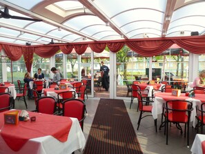 Desayuno buffet diario (EUR 16.5 por persona)