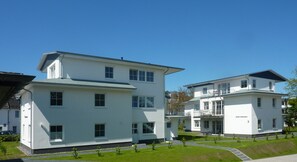 A two-story building with a flat roof and multiple windows. - Strandhotel Villa Louisa & Appartementhäuser Villa Josephine und Christine (Breege)