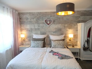 Hypo-allergenic bedding, blackout curtains, free WiFi, bed sheets