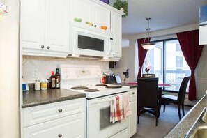 Luxury-Apartment, 2 Schlafzimmer, Küche, Stadtblick | Eigene Küche | Kühlschrank, Mikrowelle, Ofen, Herdplatte