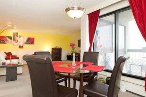 Luxury-Apartment, 2 Schlafzimmer, Küche, Stadtblick | Essbereich im Zimmer