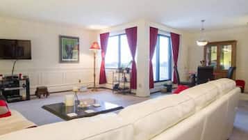 Luxury Condo, 2 Bedrooms, Kitchen, City View | Living area | Smart TV, Netflix