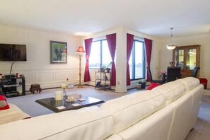 奢華公寓客房, 2 間臥室, 廚房, 城市景 | 客廳 | 智能電視、Netflix