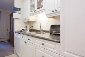 Luxury Condo, 2 Bedrooms, Kitchen, City View | Private kitchen | Fridge, microwave, oven, stovetop