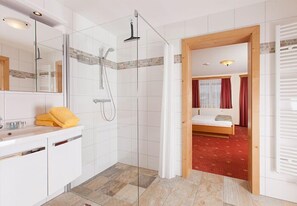 Shower, free toiletries, hair dryer, towels - Apparthaus Taxegger (Haus)