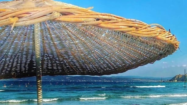 A beach umbrella, a white lounge chair, and the ocean with waves. - Tas Konak Boutique Hotel (Gallipoli)
