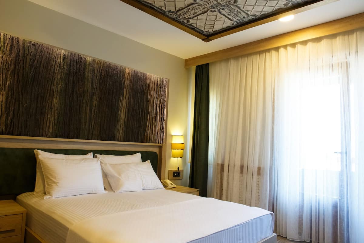 1 bedroom, premium bedding, minibar, in-room safe