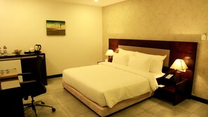 Kamar Double Eksekutif, 1 kamar tidur | Seprai premium, minibar, brankas, dan meja kerja