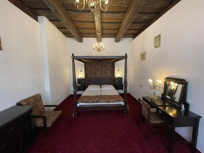 Minibar, escritorio, wifi gratis y ropa de cama