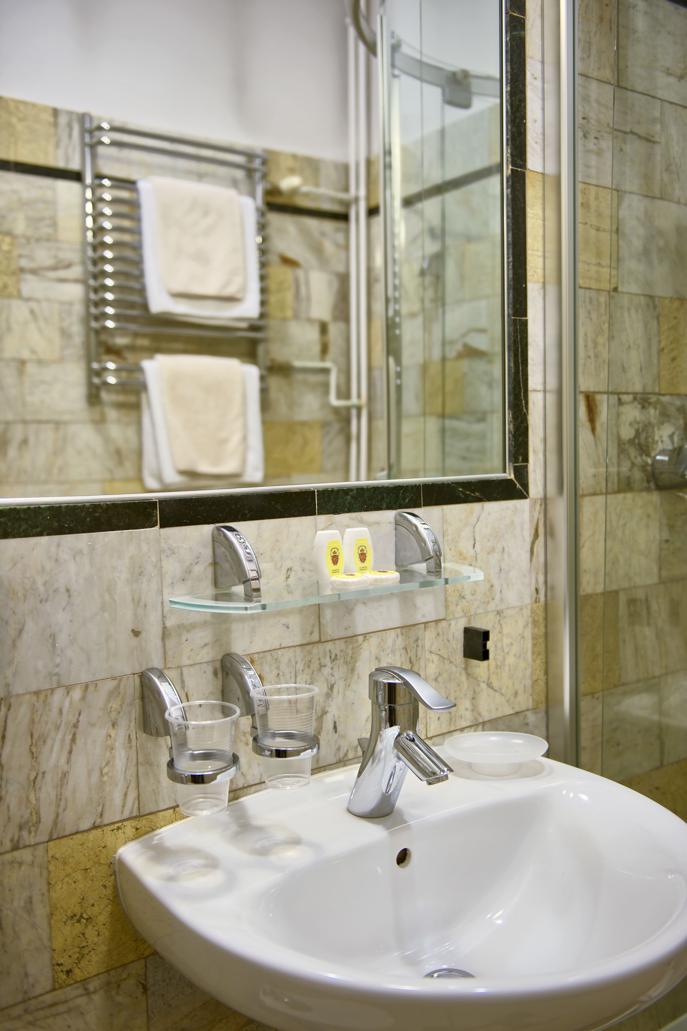 apartment | bathroom | shower, free toiletries, hair dryer, towels