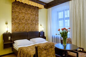 迷你吧、書桌、免費 Wi-Fi、床單