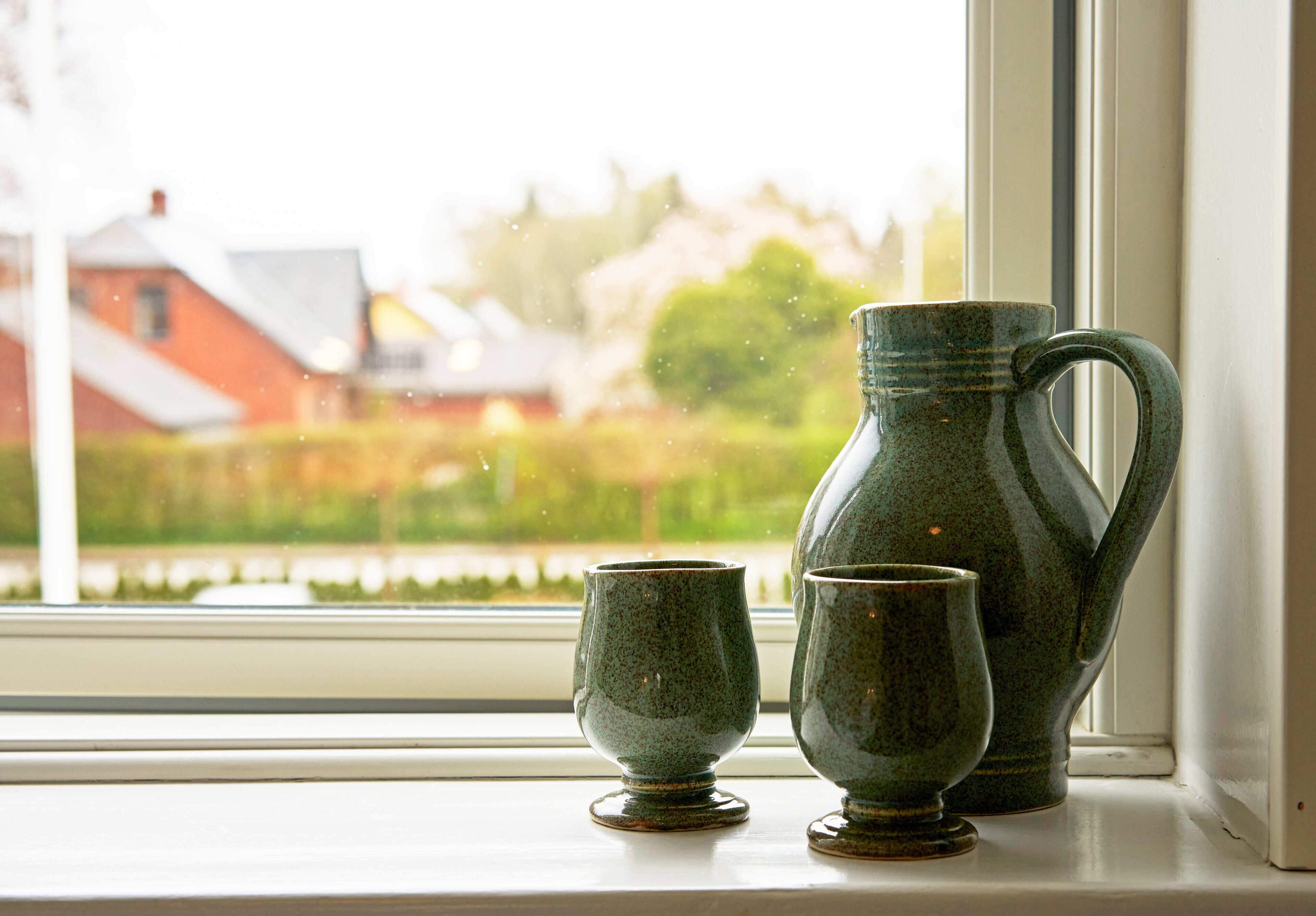 Una ventana con vistas a casas y un jardín.