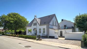 Vista frontal de la propiedad