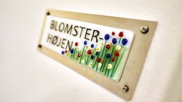 A sign with the text "BLOOMSTER-HOJE" and colorful decorations.