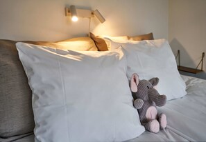 Familiekamer, gemeenschappelijke badkamer | Luxe beddengoed, individueel gedecoreerd, verduisterende gordijnen