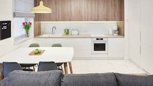 Căn hộ dành cho gia đình, 2 phòng ngủ | Bếp riêng | Dụng cụ pha cà phê/trà, tủ lạnh, lò vi sóng, lò nướng