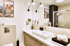 Apartamento, 1 quarto (Almond) | Banheiro | Chuveiro, produtos de toalete grátis, secador de cabelo 