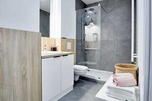 Familienapartment, 2 Schlafzimmer | Dusche im Bad