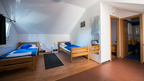 Habitación triple | Escritorio, cunas gratuitas, wifi gratis y ropa de cama