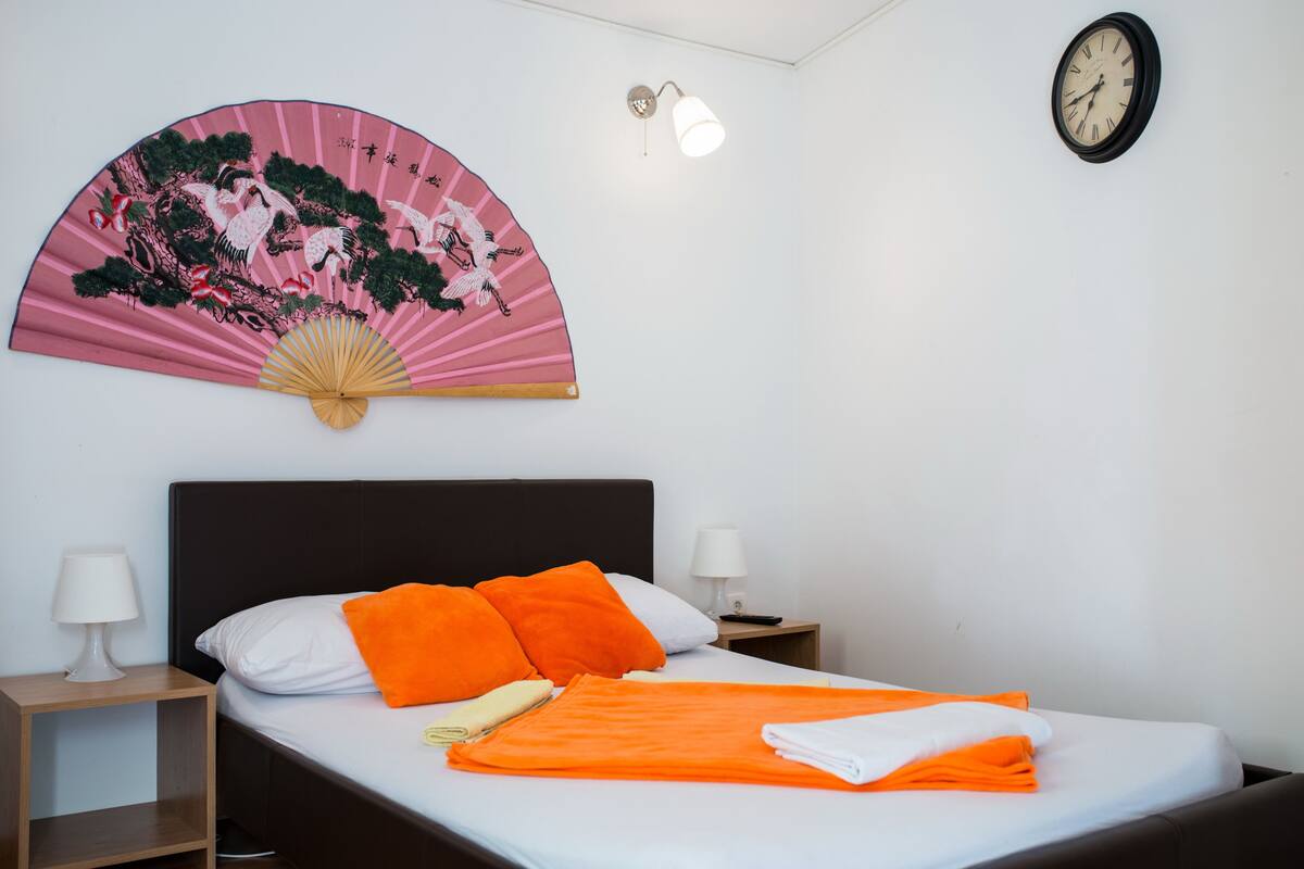 Habitación doble | Escritorio, cunas gratuitas, wifi gratis y ropa de cama