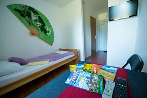 Quarto solteiro | Escrivaninha, berços grátis, Wi-Fi de cortesia, roupa de cama