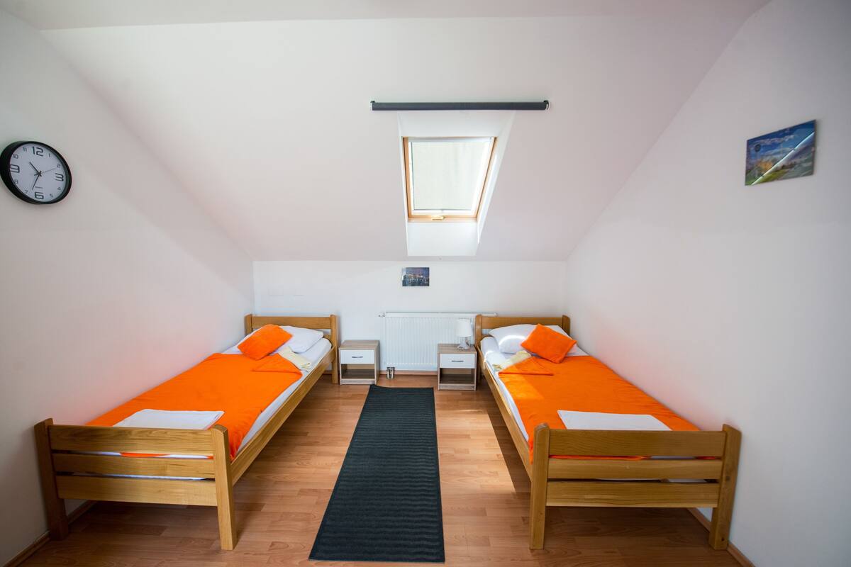 Escritorio, cunas gratuitas, wifi gratis y ropa de cama