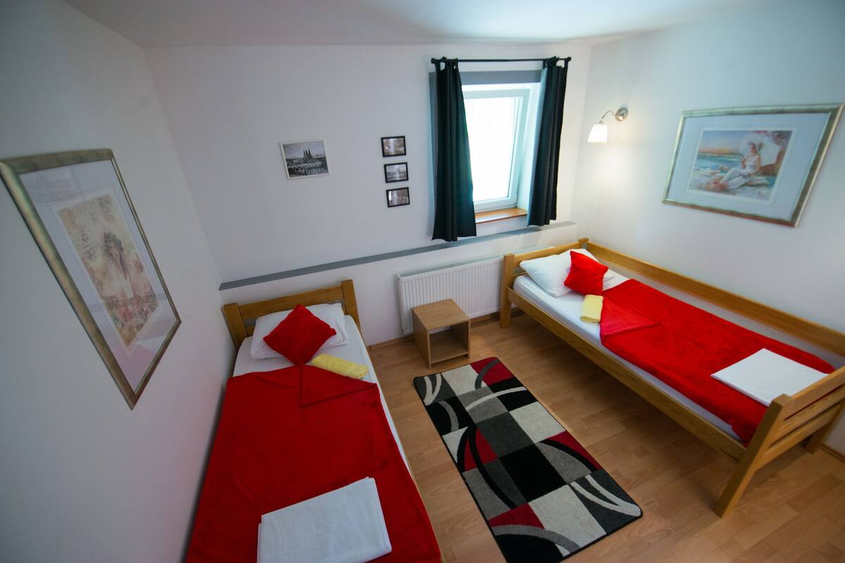 Habitación estándar con 2 camas individuales | Escritorio, cunas gratuitas, wifi gratis y ropa de cama