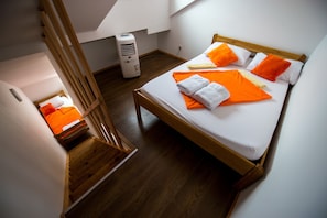 Family Room | Desk, free cots/infant beds, free WiFi, bed sheets