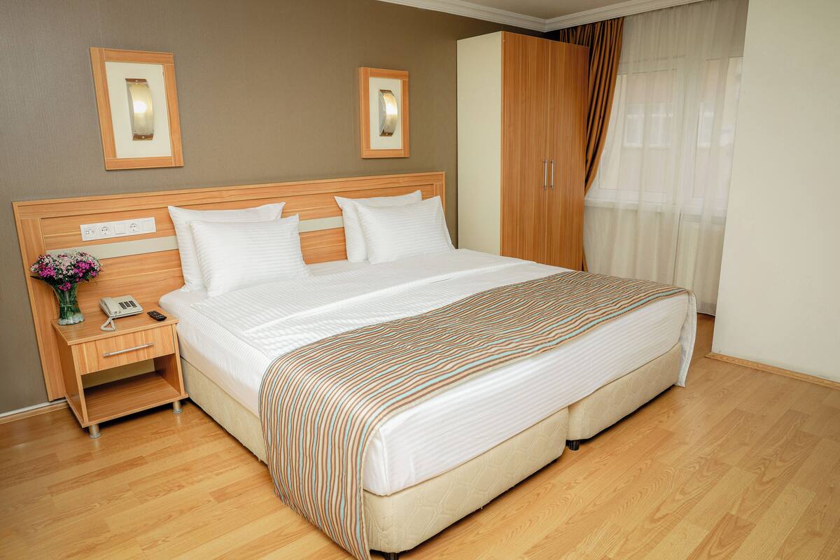 Executive Double Room, 1 Queen Bed | Minibar (free items), in-room safe, desk, laptop workspace