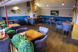 供应早餐、午餐和晚餐，国际美食