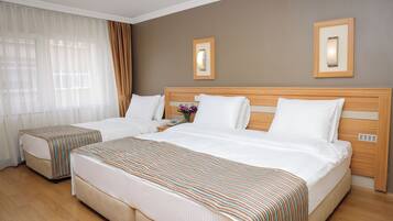 Tremannsrom – familie | Minibar (inkludert), safe på rommet og skrivebord