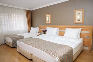 家庭三人房 | 迷你吧(备有免费物品)、客房内保险箱、办公桌、笔记本电脑工作区