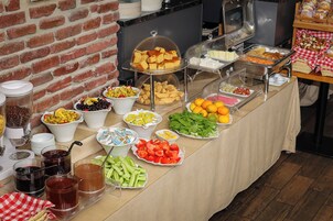 Sarapan dan makan tengah hari dihidangkan, masakan antarabangsa 