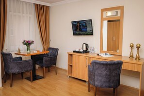 行政双人房 | 迷你吧（备有免费物品）、客房内保险箱、办公桌、笔记本电脑工作区