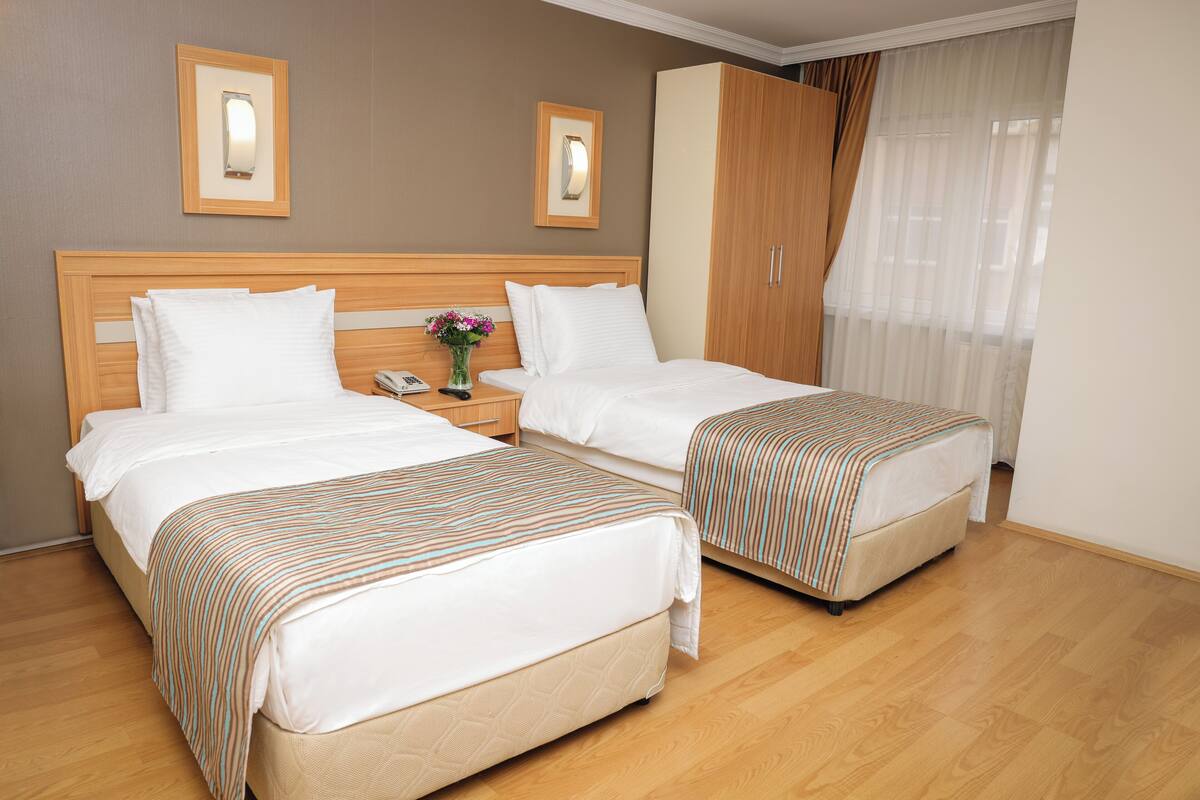 Standard Twin Room, 1 Bedroom | Minibar (free items), in-room safe, desk, laptop workspace