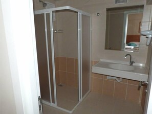 Habitación estándar con 2 camas individuales, 1 habitación | Baño | Ducha, artículos de higiene personal gratuitos y secador de pelo