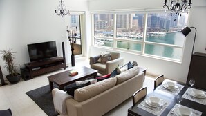 Panorama appartement, 1 slaapkamer, balkon, uitzicht op meer | Woonruimte | Een flatscreentelevisie