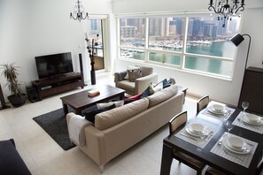 Panoramic-Apartment, 1 Schlafzimmer, Balkon, Seeblick | Wohnbereich | Flachbildfernseher