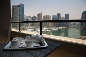 Panoramic Apartment, 1 Bedroom, Balcony, Lake View | Balcony - Nasma Luxury Stays - Al Sahab (Dubai)