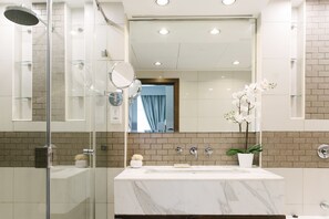 Apartemen Mewah, 2 kamar tidur, balkon, pemandangan danau | Kamar mandi | Kombinasi shower/bathtub, bathtub besar,  dan perlengkapan mandi gratis