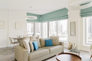 Luxury Apartment, 2 Bedrooms, Balcony, Lake View | Living area