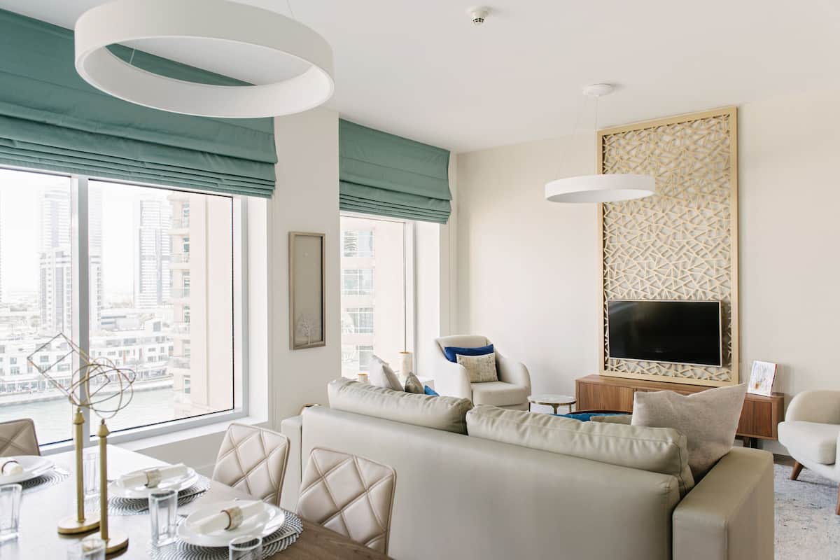 Luxury-Apartment, 2 Schlafzimmer, Balkon, Seeblick | Wohnbereich | Flachbildfernseher